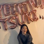 Fukutomi Tsuki Instagram – 誕生日前日の今日、ファンの方が企画してくださったセンイルイベントに内緒でこっそりと行くつもりだったのですが、たくさんのファンの方が既にお越しになっていて、一緒にお祝いして頂きました( ; ; )そしてとっても素敵な装飾を準備してくださっていて本当に感動しました😭♡
皆さん本当に有り難うございます!
今日の写真たくさん今から載せますので、是非見ていって下さいね♡
생일 전날인 오늘 팬분들이 기획해주신 생일이벤트에 몰래 가려고 했는데 이미 많은 팬들이 계셔서 함께 축하했습니다( ;;)그리고 너무 예쁘게 카페를 꾸며주시고 준비해주셔서 정말 감동했습니다 😭 ♡
여러분 정말 감사드립니다!
오늘의 사진 지금부터 많이 올릴테니까 꼭 보고 가세요 ♡
#talways_rav_u