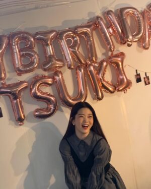 Fukutomi Tsuki Instagram - 誕生日前日の今日、ファンの方が企画してくださったセンイルイベントに内緒でこっそりと行くつもりだったのですが、たくさんのファンの方が既にお越しになっていて、一緒にお祝いして頂きました（ ; ; ）そしてとっても素敵な装飾を準備してくださっていて本当に感動しました😭♡
　
皆さん本当に有り難うございます！

今日の写真たくさん今から載せますので、是非見ていって下さいね♡

생일 전날인 오늘 팬분들이 기획해주신 생일이벤트에 몰래 가려고 했는데 이미 많은 팬들이 계셔서 함께 축하했습니다( ;;)그리고 너무 예쁘게 카페를 꾸며주시고 준비해주셔서 정말 감동했습니다 😭 ♡
　
여러분 정말 감사드립니다!

오늘의 사진 지금부터 많이 올릴테니까 꼭 보고 가세요 ♡

#talways_rav_u