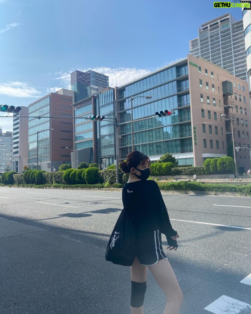 Fukutomi Tsuki Instagram - GP生になれるこの期間限定ファッション🤣✨ この日は本当に暑くて、1Lのペットボトルを持ち歩いていたなぁ笑笑 つい最近の事の様に感じますが、もう秋への変わり目（；＿；） 一年って過ぎるのとっても早いですよね。・゜・(ノД`)・゜・。 残りの数ヶ月も充実して楽しい時間を皆様が過ごせます様に！そして健康であります様に！ 이 날은 정말 덥고, 1L짜리 페트병을 가지고 있었어요!!! 최근의 일처럼 느껴지지만 벌써 가을의 모습으로 바뀔때예요(;_;) 1년이 흘러가는 것이 정말 빨라요 ・゜・(ノД`)・゜・。 여러분 남은 몇개월도 충실하고 즐거운 시간 보내시길 바라고, 또 건강하게 보내세요!