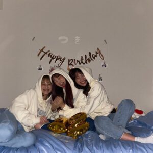 Fukutomi Tsuki Instagram - 改めて！💗

少し遅れの誕生日会をふきのとうで💗

忙しい2人なのにこんな最高のサプライズを準備してくれてもう、嬉しすぎました😭💗

本当にありがとう！

お揃いのパーカーをプレゼントしてくれました💗

それから3人おそろいで、サンリオピューロランドに行ってきました💗

ピューロランドの写真は次の投稿をお楽しみに！

誕生日が終わってからも沢山の方が祝ってくれて本当に幸せ者です！

皆さん残りの2020年も幸せに過ごしてくださいね！

조금 지연의 생일 파티를 후키노토우에서 💗

 이런 최고의 서프라이즈를 준비해줘서 너무 기뻤습니다 😭💗

정말 고마워요!!!
 
같은 파카를 선물로 줬어요 💗

그리고 3명으로 산리오쀼로랜드 에  다녀왔습니다 💗

쀼로랜드의 사진은 다음의 투고를 기대하세요!

생일이 끝나고도 많은 분들이 축해줘서 정말 감사합니다!

여러분 나머지 2020년도 행복하게 지내세요!