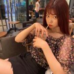 Fukutomi Tsuki Instagram - 上目遣いのつもりがただの怒ってるような表情になっています笑笑 何飲んでるの！？って質問が多かったのですが、ソイラテです！店員のお姉さんの好きな飲み方らしくて同じにしちゃいました♡ 皆さんの好きなスタバのカスタムとかってありますか！？ 오랜만에 스타벅스에서 소이라떼를 마셨습니다 >< 여러분이 추천하는 스타벅스 커스텀 있습니까!? #スターバックス #스타벅스