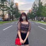 Fukutomi Tsuki Instagram - ミーティング終わり、御堂筋でパシャリ📷✨ 御堂筋の冬のイルミネーションがすごく綺麗で毎年毎年見にきてたのを思い出したぁぁぁぁぁぁ（；＿；）✨🎄 そしてテスト期間中の学生の方が多いと聞きました！ みんなにパワー送るために今日も明日も明後日も投稿するので楽しみに待っていてくださぁい！ 今日もお疲れ様でした！😝💪🔥 みんなの努力が報われますように！✨ 私も頑張るぞー！！！！！！😡🔥 오사카에 있는 유명한 큰 도로 입니다!! 여기는 겨울이 되면 일루미네이션이 너무 이뻐서 겨울이 되면 자주 보러 왔었습니다!! #タルちゃん #福富つき