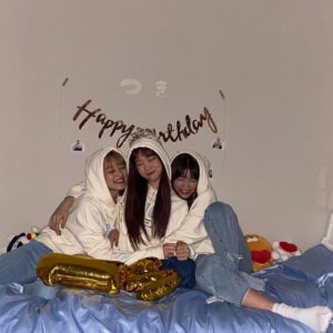 Fukutomi Tsuki Instagram - 改めて！💗

少し遅れの誕生日会をふきのとうで💗

忙しい2人なのにこんな最高のサプライズを準備してくれてもう、嬉しすぎました😭💗

本当にありがとう！

お揃いのパーカーをプレゼントしてくれました💗

それから3人おそろいで、サンリオピューロランドに行ってきました💗

ピューロランドの写真は次の投稿をお楽しみに！

誕生日が終わってからも沢山の方が祝ってくれて本当に幸せ者です！

皆さん残りの2020年も幸せに過ごしてくださいね！

조금 지연의 생일 파티를 후키노토우에서 💗

 이런 최고의 서프라이즈를 준비해줘서 너무 기뻤습니다 😭💗

정말 고마워요!!!
 
같은 파카를 선물로 줬어요 💗

그리고 3명으로 산리오쀼로랜드 에  다녀왔습니다 💗

쀼로랜드의 사진은 다음의 투고를 기대하세요!

생일이 끝나고도 많은 분들이 축해줘서 정말 감사합니다!

여러분 나머지 2020년도 행복하게 지내세요!