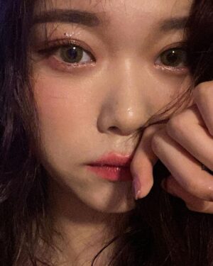 Fukutomi Tsuki Instagram - １つ前の投稿のメイクです💘

お洋服のピンクに合わせて
💗🍬Candy pink makeup🍭💗

キャンディーみたいにキラキラしてて、可愛くて、おいしそうなメイクにしてみました💗

Twitterにも未公開写真載せるので
是非チェックしてくださいね♡

첫번째는 어제 업로드한 메이크업 사진입니다 💘

핑크 의상에 맞춰
💗🍬 Candy pink makeup🍭💗

사탕처럼 반짝거리고, 귀엽고, 달달한 메이크업으로 했어요 💗

Twitter에도 미공개 사진 올릴테니까
꼭 확인해주세요 ♡