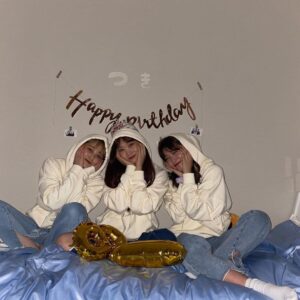 Fukutomi Tsuki Instagram - 改めて！💗

少し遅れの誕生日会をふきのとうで💗

忙しい2人なのにこんな最高のサプライズを準備してくれてもう、嬉しすぎました😭💗

本当にありがとう！

お揃いのパーカーをプレゼントしてくれました💗

それから3人おそろいで、サンリオピューロランドに行ってきました💗

ピューロランドの写真は次の投稿をお楽しみに！

誕生日が終わってからも沢山の方が祝ってくれて本当に幸せ者です！

皆さん残りの2020年も幸せに過ごしてくださいね！

조금 지연의 생일 파티를 후키노토우에서 💗

 이런 최고의 서프라이즈를 준비해줘서 너무 기뻤습니다 😭💗

정말 고마워요!!!
 
같은 파카를 선물로 줬어요 💗

그리고 3명으로 산리오쀼로랜드 에  다녀왔습니다 💗

쀼로랜드의 사진은 다음의 투고를 기대하세요!

생일이 끝나고도 많은 분들이 축해줘서 정말 감사합니다!

여러분 나머지 2020년도 행복하게 지내세요!