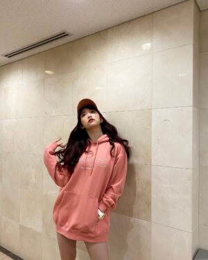Fukutomi Tsuki Instagram - １つ前の投稿のメイクです💘

お洋服のピンクに合わせて
💗🍬Candy pink makeup🍭💗

キャンディーみたいにキラキラしてて、可愛くて、おいしそうなメイクにしてみました💗

Twitterにも未公開写真載せるので
是非チェックしてくださいね♡

첫번째는 어제 업로드한 메이크업 사진입니다 💘

핑크 의상에 맞춰
💗🍬 Candy pink makeup🍭💗

사탕처럼 반짝거리고, 귀엽고, 달달한 메이크업으로 했어요 💗

Twitter에도 미공개 사진 올릴테니까
꼭 확인해주세요 ♡