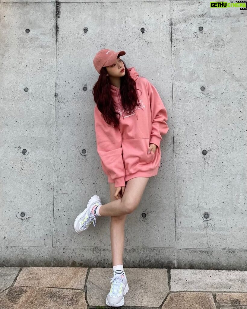 Fukutomi Tsuki Instagram - 韓国ファッションメディアのコリカジ　 @koricaji さんの撮影に参加しました！ 色んなファッション情報が見れるから韓国好きさんにおすすめ✨✨ 今日は可愛いピンクのパーカーとお揃いのピンクのキャップ🍭🍭 ピンクが大好きな私には最強コーデ(//∇//)♡ たまにはスポーティーな韓国コーデもね╰(*´︶`*)╯♡ みんなもフォローしてみてね💗 #pr #コリカジ #韓国ファッション #mahagrid #パーカーコーデ