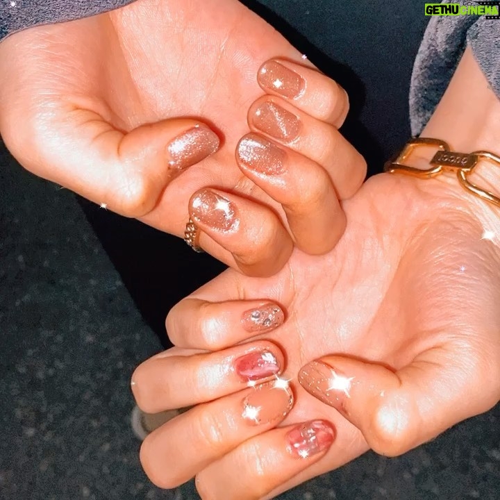 Fukutomi Tsuki Instagram - レモネードの投稿でもチラッと見えたこのネイル♡ 私の大好きなお姉さんが撮影前に 可愛くしてくれました><♡ 핑크는 역시 너무 이뻐요 💗 내일은 할로윈입니다👻🎃 할로윈 메이크업도 해볼까요!?!? 아!! 여러분! 뭔가 리퀘스트 있으면 꼭 꼭 말해주세요!!! 리퀘스트 중에서 선택하고 해볼께요 ((o(*'▽'*)o)♡ 스토리의 사진은 이따가 올릴때니 기다리세요!💗