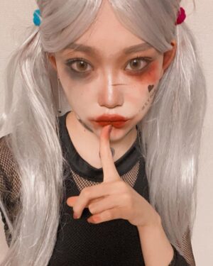 Fukutomi Tsuki Instagram - 🖤happy Halloween🖤

💙Harley Quinn❤️
ハーレイ・クインにメイクをしましたぁぁ♡ 

どうですか！？

なりきったつもりです🔥

皆さんは何してハロウィン過ごされましたか！？

教えてくださぁい\(//∇//)\

明日も良い1日を過ごして下さいね♡

여러분!!! happy Halloween🖤
이번에 Harley Quinn 의 메이크업을 했습니다!!!

어때요!?!?

저는 Harley Quinn을 매우 좋아해서 너무 행복했습니다!!ㅋㅋㅋㅋ

여러분 Halloween 어떻게 지내셨어요!?

내일도 좋은 하루 보내세요!!♡
#おうちでハロウィン