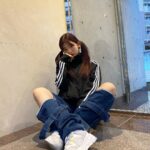 Fukutomi Tsuki Instagram - 可愛い白スニーカー🤍 私、スニーカーは厚底族な為 この足も疲れないくらいの厚底具合がとっても好きで、可愛くスポーティー♡でもおしゃれに韓国っぽくはけるので、足元から可愛さが目立ってラブです>< このパンツにもとっても合うし、ワンピース、スカート何にでも合うから沢山履いてます！ 皆さんも是非チェックです♡ #akiiiclassic #オルチャン #韓国ファッション