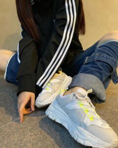 Fukutomi Tsuki Instagram - 可愛い白スニーカー🤍 私、スニーカーは厚底族な為 この足も疲れないくらいの厚底具合がとっても好きで、可愛くスポーティー♡でもおしゃれに韓国っぽくはけるので、足元から可愛さが目立ってラブです>< このパンツにもとっても合うし、ワンピース、スカート何にでも合うから沢山履いてます！ 皆さんも是非チェックです♡ #akiiiclassic #オルチャン #韓国ファッション