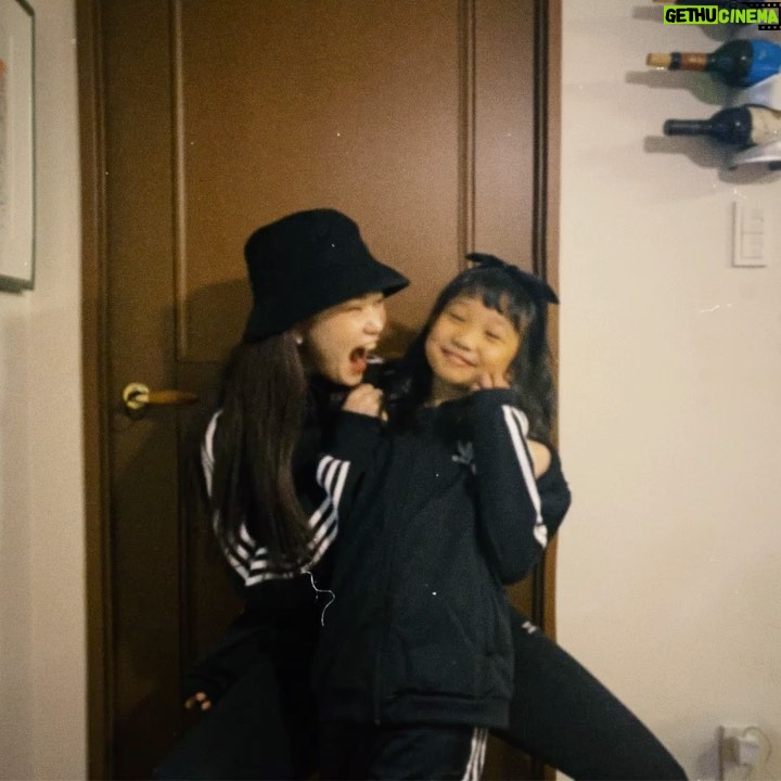 Fukutomi Tsuki Instagram - 2020.9.21 昨日GETしたカップホルダー♡ 明日22日までもらえるのでよかったら行ってみて下さいね! 鶴橋は可愛いカフェが沢山( ; ; ) そして20日は可愛いいとこの誕生日でした♡ 私とお揃いのジャージをゲットして、テンションアゲアゲで写真撮ってくれました🤣 喜んでくれてうれしい😭 そしてまた皆さんに会える素敵な機会が訪れますように💗 プレゼント大切に使わせて頂きます🙇♀️ 有り難うございました♡ 2020.9.21 어제 GET한 컵 홀더 ♡ 내일 22일까지 받으실수있어요! 괜찮으시다면 카페로 가서 봐주세요! 오사카 츠루하시에는 예쁜 카페가 많이 있어요 ( ; ; ) 그리고 20일에는 귀여운 사촌동생의 생일이였습니다 ♡ 저와 같은 운동복을 입고 사진 찍었습니다 🤣 기뻐해줘서 저도 기뻐요 😭 그리고 선물 소중히 잘 쓰겠습니다 🙇 감사합니다 ♡