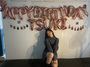 Fukutomi Tsuki Instagram - 18歳になりました♡

今日18歳になるまで、私はすごく内容の濃い17年間を過ごしてきました、そしてたくさんの思い出が詰まった日々を今日も過ごすことが出来ています♡

こうやって日々沢山笑って沢山学べて、沢山の幸せと愛を感じて過ごせているのは、家族、友達、なによりも私を応援して下さる皆さんのお陰です！！！！

皆さんがいてくれるから今の私があり、どんなことがあっても頑張れる力をもらえて、努力する事ができます！私の全てです、成長することができたのもそばにいて下さった皆さんのおかげだと、私は心から思います。

今日からは18歳でのまた新しい1年間が始まりますが、一緒に成長して、一緒に素晴らしい景色を見れるように日々頑張りますので、ずっとそばにいて下さい！そして私の元気の源でいて下さい！

私は皆さんのような素敵な人たちから応援して頂けることを心の底から嬉しく思います♡

本当に大好きです

そしてありがとうございます❤️

18살이 되었습니다 ♡

오늘 18살이 될때까지 저는 굉장히 인상 깊은 17년을 보냈습니다, 그리고 많은 추억이 담긴 나날들에 오늘 하루도 보내고 있습니다 ♡

이렇게 매일 많이 웃고 많은 행복과 사랑을 느끼고 지낼 수 있도록 해주는 가족, 친구, 무엇보다도 저를 응원해주신 여러분의 덕분입니다!!!!

여러분이 있어서 지금의 제가 있고, 어떤 일이 있어도 열심히 할 수 있는 힘을 받고 노력할 수 있어요!성장할 수 있었던 것도 곁에 있어 주신 여러분 덕분이라고 저는 진심으로 생각합니다.

오늘부터는 18세에 다시 새로운 1년이 시작되지만 함께 성장하고 함께 멋진 추억을 보낼 수 있도록 매일 노력할테니 계속 곁에 있어주세요 !

저는 여러분과 같이 멋진 사람들로부터 응원을 받을 수 있어서 진심으로 기쁘게 생각합니다 ♡

정말 사랑합니다! 

그리고 감사합니다 ❤ ️