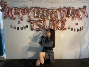 Fukutomi Tsuki Instagram - 18歳になりました♡

今日18歳になるまで、私はすごく内容の濃い17年間を過ごしてきました、そしてたくさんの思い出が詰まった日々を今日も過ごすことが出来ています♡

こうやって日々沢山笑って沢山学べて、沢山の幸せと愛を感じて過ごせているのは、家族、友達、なによりも私を応援して下さる皆さんのお陰です！！！！

皆さんがいてくれるから今の私があり、どんなことがあっても頑張れる力をもらえて、努力する事ができます！私の全てです、成長することができたのもそばにいて下さった皆さんのおかげだと、私は心から思います。

今日からは18歳でのまた新しい1年間が始まりますが、一緒に成長して、一緒に素晴らしい景色を見れるように日々頑張りますので、ずっとそばにいて下さい！そして私の元気の源でいて下さい！

私は皆さんのような素敵な人たちから応援して頂けることを心の底から嬉しく思います♡

本当に大好きです

そしてありがとうございます❤️

18살이 되었습니다 ♡

오늘 18살이 될때까지 저는 굉장히 인상 깊은 17년을 보냈습니다, 그리고 많은 추억이 담긴 나날들에 오늘 하루도 보내고 있습니다 ♡

이렇게 매일 많이 웃고 많은 행복과 사랑을 느끼고 지낼 수 있도록 해주는 가족, 친구, 무엇보다도 저를 응원해주신 여러분의 덕분입니다!!!!

여러분이 있어서 지금의 제가 있고, 어떤 일이 있어도 열심히 할 수 있는 힘을 받고 노력할 수 있어요!성장할 수 있었던 것도 곁에 있어 주신 여러분 덕분이라고 저는 진심으로 생각합니다.

오늘부터는 18세에 다시 새로운 1년이 시작되지만 함께 성장하고 함께 멋진 추억을 보낼 수 있도록 매일 노력할테니 계속 곁에 있어주세요 !

저는 여러분과 같이 멋진 사람들로부터 응원을 받을 수 있어서 진심으로 기쁘게 생각합니다 ♡

정말 사랑합니다! 

그리고 감사합니다 ❤ ️