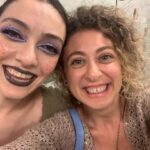 Gözde Şencan Instagram - Canımmm mermişimmm canımmm kedim benimmmm iyiki varsınnnn 💜💜💜💜💜💜 #alicemüzikali kulis hatırasıııı yupiiikkkk 🎉🎉🎉🎉🎉 #gülengözler 😁😁