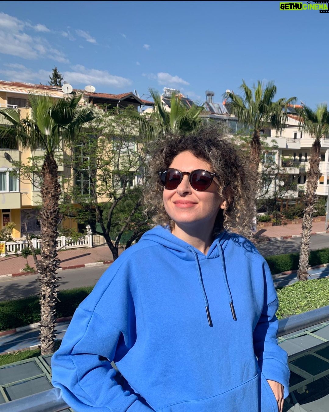 Gözde Şencan - 5.4K Likes - Balkoning 😊/ 😎 📷 @esy.nt 🌸