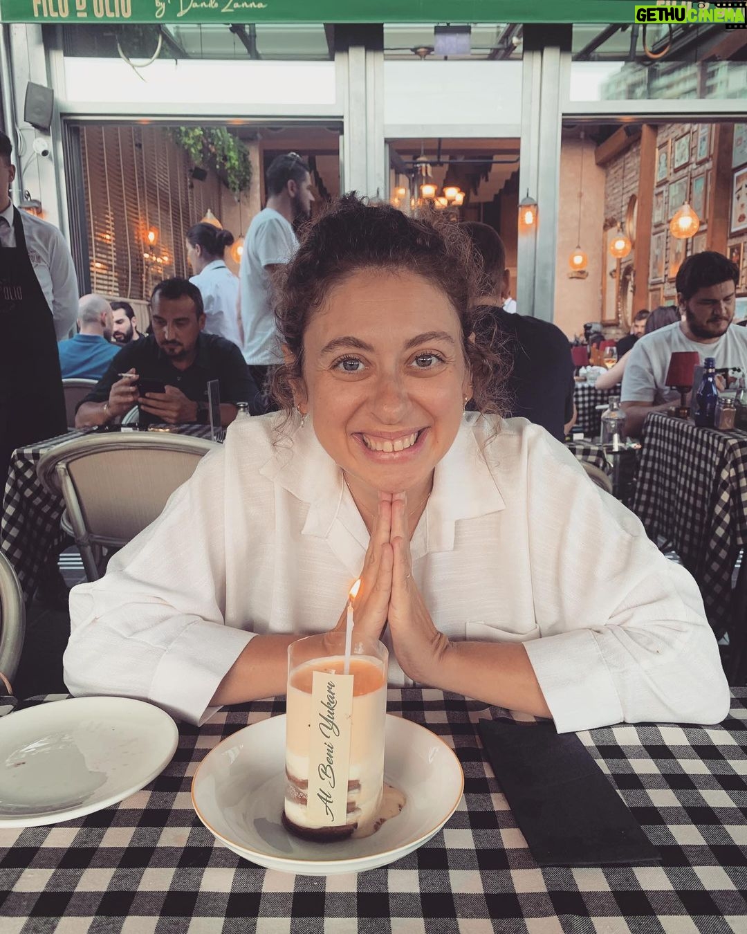 Gözde Şencan Instagram - Bu güzel süprizin için çok teşekkür ederim @ecemsbayir tatlı çok güzeldi 😋 Happy birthday to me 🥳🥳🥳🥳🥳🥳 canımmmm @bora_pak hep yanımda ol , hep benimle ol 💗💗💗💗💗💗💗 Filo D'olio Vadİstanbul