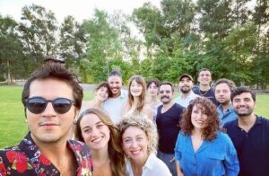 Gözde Şencan Instagram - Canım ekibim 😊 canım arkadaşlarım 🌸🌸🌸 benim için de yolun sonu 🍀🍀🍀 Herşey için öncelikle Yılmaz hocama sonra tüm arkadaşlarıma ekibe herkese çok teşekkür ederim 😊🌼 çok şey öğrendim 😊 yeni sezonda kalbim sizinle 💗