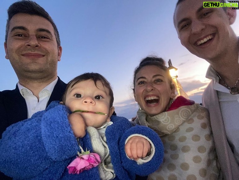 Gözde Şencan Instagram - Birbirinden güzel selfiler çekmişiz 🥳 ne mutlu bize 🤓 iyi ki @iremaaak ve @yalinezel evlendi 🎉🎉🎉 bu fotoğrafta gözükmeyen çiftimize ömür boyu mutluluklar dileriz 💗