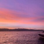 Gözde Şencan Instagram - Sabah yürüyüşü , mahmur gözlü canım , güleryüzlü gülücüklü çocuğum , ay suratlı ben 🌝🌸🌸 aradığınız herşey bu posta 🤓🐥😁 ve tabi ki muhteşem gökyüzü ….