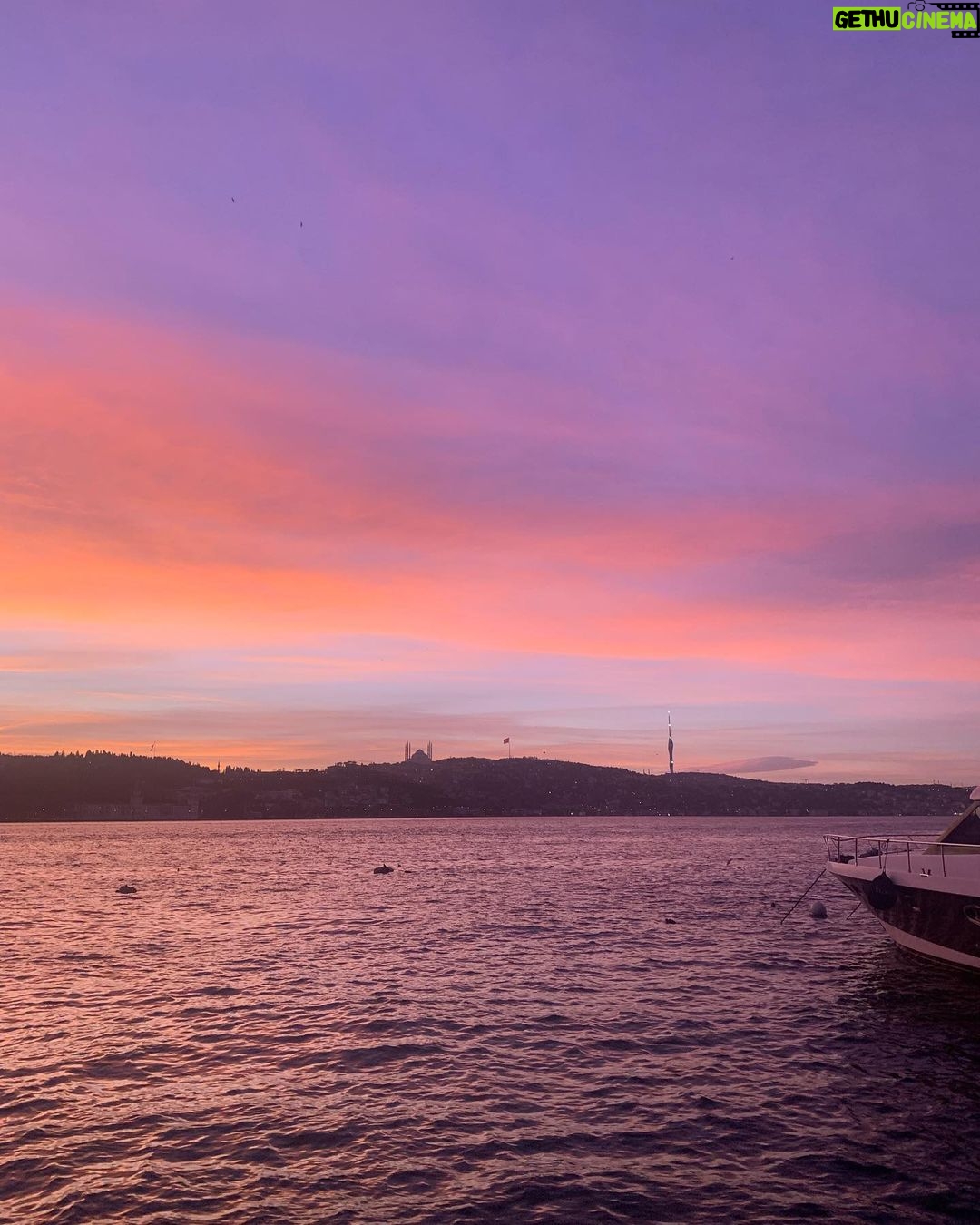 Gözde Şencan - 2.2K Likes - Sabah yürüyüşü , mahmur gözlü canım , güleryüzlü gülücüklü çocuğum , ay suratlı ben 🌝🌸🌸 aradığınız herşey bu posta 🤓🐥😁 ve tabi ki muhteşem gökyüzü ….
