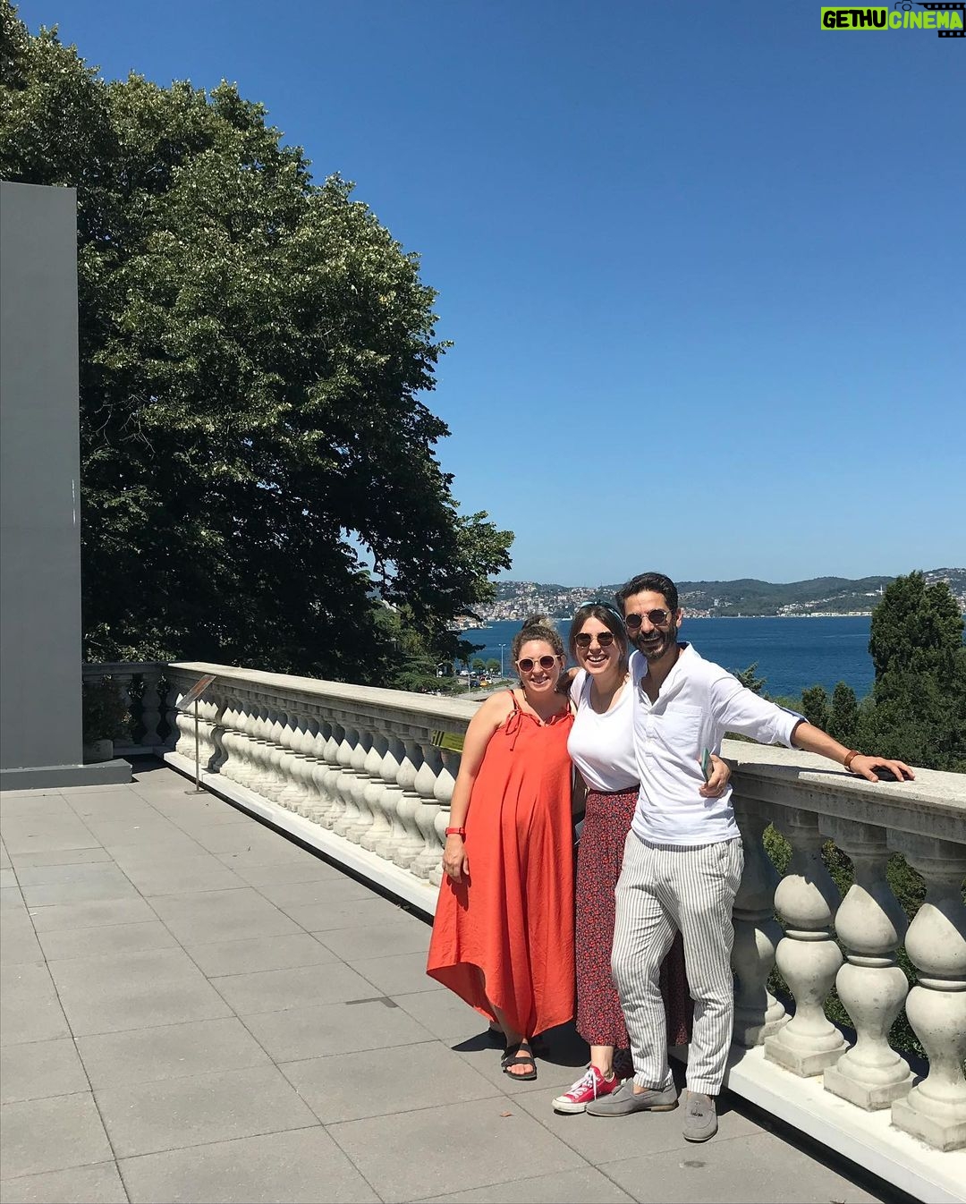 Gözde Şencan Instagram - Aiyyy ne kadar da güzel bi gün 🧡 @merveyldz @m.leventcimen Sakıp Sabancı Müzesi
