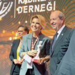 Gülben Ergen Instagram – Güya Kıbrıs’a ilk kez şarkı söylemeden farklı bir amaçla gelmiştim :) 
Sahneye adımımı atar atmaz söyleyiverdim.

GİKAD ve KAGİDER işbirliği ile Kıbrıs’ta düzenlenen İŞ’TE KADINLAR ZİRVESİ’ne, kurucusu ve başkanı olduğum Çocuklar Gülsün Diye Derneğimiz adına katıldım. 

Kuzey Kıbrıs #Türk Cumhuriyeti Cumhurbaşkanı Sn. Ersin Tatar’dan ödül aldığım zirvede, birbirinden değerli ve başarılı kadınlarımızla bir araya geldim.

Hepsine hayran kaldım. 
Ülkesine faydası olan, donanımlı, çok değerli kadınlarla şahane bir gün geçirdim. 

Cumhuriyetimizin 100.Yılına yakışan bir gururla ve yılmadığım bir istikrarla, 50 tane Anaokulunu ülkeme kazandırdığım için mutlum. 

Not: Ceketimi çok soran olmuş :) @sorbe__