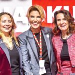 Gülben Ergen Instagram - Dün Kıbrıs’ta öyle şahane kadınlar tanıdım ve yaptıklarına şahit oldum ki… Umut ve gurur doluyum. Bana ışık tutan iki değerli ustama sonsuz minnetim ve saygımla #çocuklargülsündiye çalışmaya devam edeceğim. #türkansaylan #doğancüceloğlu