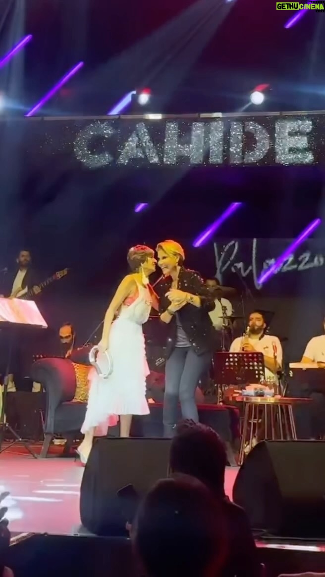 Gülben Ergen - 64.7K Likes - Yıl boyu canla başla çalışan ekip arkadaşlarımı bir teşekkür yemeğine götürdüm bu akşam.
Siz seçin yeri, sanatçıyı dedim.
Hiç düşünmeden hepsi @yildizztilbee istediler.
Tüm Çocuklar Gülsün Diye Derneği ve Gülben Natural ekibi olarak ilk kez iş/toplantı/ciddiyet/disiplin/gerilim olmadan birlikte güldük eğlendik.
Son derece asosyal bir yaşamı olan benim için akşam/gece ev dışında olmak zaten başlı başına bir olay :)
Tabii ki Yıldız’ım muhteşemdi sahnede.
Hep bambaşka
Hep farklı
Hep çok özel🌟