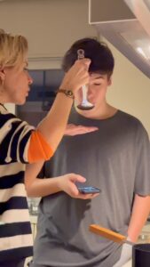 Gülben Ergen Instagram - Evde tripli pazar videosu çekelim dedik✌🏼 Okul toplantısı sonrası eksiklerimizi ve başarılarımızı değerlendirdik. Sömestir için plan yaptık Baş harfini sevdiğim Güney’im Yakışıklı ötesi oğlum @guneyerdogan22