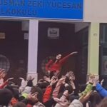 Gülben Ergen Instagram – Yaşasın @suleogretmenle7renk 
Yaşasın #BarışManço
Yaşasın #ŞuleÖğretmen 

Burası Kayseri’nin Kocasinan ilçesi. Osman Zeki Yücesan İlkokulu’nda görev yapan Şule öğretmen sabahları öğrencilerini müzikle, dansla sınıflara alıyor❤️