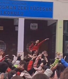 Gülben Ergen Instagram - Yaşasın @suleogretmenle7renk Yaşasın #BarışManço Yaşasın #ŞuleÖğretmen Burası Kayseri’nin Kocasinan ilçesi. Osman Zeki Yücesan İlkokulu’nda görev yapan Şule öğretmen sabahları öğrencilerini müzikle, dansla sınıflara alıyor❤️