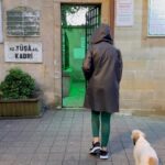 Gülben Ergen Instagram – İnsan ölümle, yoklukla, tatsız olan ne varsa karşılaştığında, taşımakta zorlandığı tüm yüklerle yüzleşiyor ve çözüm arayışına giriyor.

Ben uzun zamandır elimden geleni yaptıktan sonra, fazlaca debelenmek ve ısrarcı olmak yerine teslimiyeti seçiyorum. 

Daha sakin, daha sabırlı, daha sessiz oluyorum bu sayede. 

Teslimiyet içerisinde, dualarımı ederken, O’nun en sevdiklerini ziyaret etmek var.
O’na ulaşmak için elbette hiç bir aracıya ihtiyacımız yok.

Ama bi başıma ziyaret etmek bana hep iyi hissettirir.
Olana da, olmayana da
Gidene de, kalana da
Kaybıma da 
Hüznüme de şükrederim🖤 Hz Yüşa Tepesi