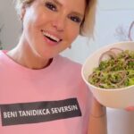 Gülben Ergen Instagram – Sağlıklı bir yaşam için “çiğ” beslenmenin ne kadar önemli olduğunu hiç unutmayalım. 

Evde olduğum zamanlarda mutfağa girmeye, çocuklara ve kendime zevkli ve sağlıklı bir salata çeşitleri yapmaya bayılıyorum. 

Sizinle de paylaşmak istedim🥬🥒🍋

#salad #delicious #healtyfood
