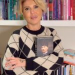 Gülben Ergen Instagram – “Dinlenmemek üzere yola çıkanlar, asla yorulmazlar.” 

En etkilendiğim #mustafakemalatatürk sözlerinden birisi. 
Yıllar geçtikçe daha da hassaslaşır oldum. 
Daha da bağlı, saygılı, minnettarım. 
Adına yazılmış kitaplar kütüphanemin en değerlileri. 
Tavsiye edeceklerinizi yorumlarda okumak, almak, öğrenmek isterim.