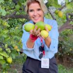 Gülben Ergen Instagram – Söz vermiştim! 
İskenderun’a gelirsem geleceğim demiştim. 
Arsuz da bir meyve bahçesindeyim. Aile geçimini bu sebze meyveleri satarak sağlıyor. 
Dalından buram buram kokan nefis mandalinalar, limonlar topladım. 

Deprem bölgesinde ayakta kalma mücadelesi veren üreticilerimizi, çiftçilerimizi desteklememiz çok önemli. Her yerde her fırsatta dile getirmeye özen gösteriyorum;

Depremi unutma, unutturma!

@emirin_limon_bahcesi 

#6şubat #depremiunutma #hatay Arsuz/İskenderun