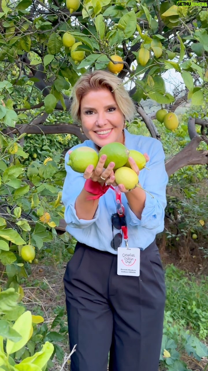 Gülben Ergen Instagram - Söz vermiştim! İskenderun’a gelirsem geleceğim demiştim. Arsuz da bir meyve bahçesindeyim. Aile geçimini bu sebze meyveleri satarak sağlıyor. Dalından buram buram kokan nefis mandalinalar, limonlar topladım. Deprem bölgesinde ayakta kalma mücadelesi veren üreticilerimizi, çiftçilerimizi desteklememiz çok önemli. Her yerde her fırsatta dile getirmeye özen gösteriyorum; Depremi unutma, unutturma! @emirin_limon_bahcesi #6şubat #depremiunutma #hatay Arsuz/İskenderun