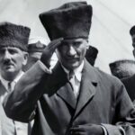 Gülben Ergen Instagram – Ülkemi🇹🇷
Cumhuriyetimi🇹🇷
Tek Başöğretmenimi🇹🇷
Eğitimin değerini ve önemini annemden öğrendim.

İyi ki #annem değerlerimi bana böyle derin ve sağlam temellerle öğretti.

Okulda ve yaşamda merhametle elimizden tutan tüm öğretmenlerimizin ellerinden öperim.

#24kasımöğretmenlergünükutluolsun 🇹🇷