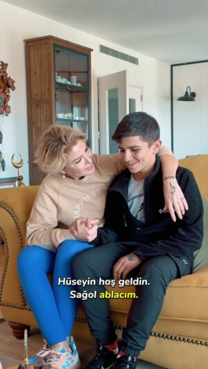 Gülben Ergen Instagram - Hüseyin…
Canım çocuk
Nasıl bir kabiliyeti olduğundan habersiz, ekmek derdinde…
Mahçup, kırgın, yorgun, incecik bedenine annesinin ölümünü hapsetmiş çocuk.

Elleriyle vurdukça öfkesini çıkartan çocuk…

“Kardeşim İbrahim de var abla.” diyen,
“Babamın dişleri döküldü ondan konuşamıyor, ben anlatayım abla.” diyen çocuk…

Yazamadıklarımı kursağıma dizip, deli kuvvetimi çoşturan çocuk! 
İstanbul Valisi Sayın Davut Gül’e gittim. Ona makamında seni anlattım çocuk. Karakolda bir daha sabahlama diye, zabıtalardan ürküp kaçma diye yardım istedim. 

Teşekkür ederim yılmayan heyecanımı dinleyen çok değerli Valimize.
O da önce eğitimini tamamlayacağız dedi. 

İstanbul Çocukları Vakfı çatısı altında seni sahiplenecekler çocuk. 
Valilik izinli yardım toplama belgemizi alırsak yuvanı da kuracağız çocuk. 

Odan, yatağın, banyon olacak. 
Güzel yürekli meslektaşlarım ritm aletlerini yollamak için benden haber bekliyorlar. 

Senin yüzün gülecek ki, dünya gülsün çocuk. 
Yoğurt kovasından çıkarttığın sesler dünyayı  sana alkışlatsın da göreyim e mi?