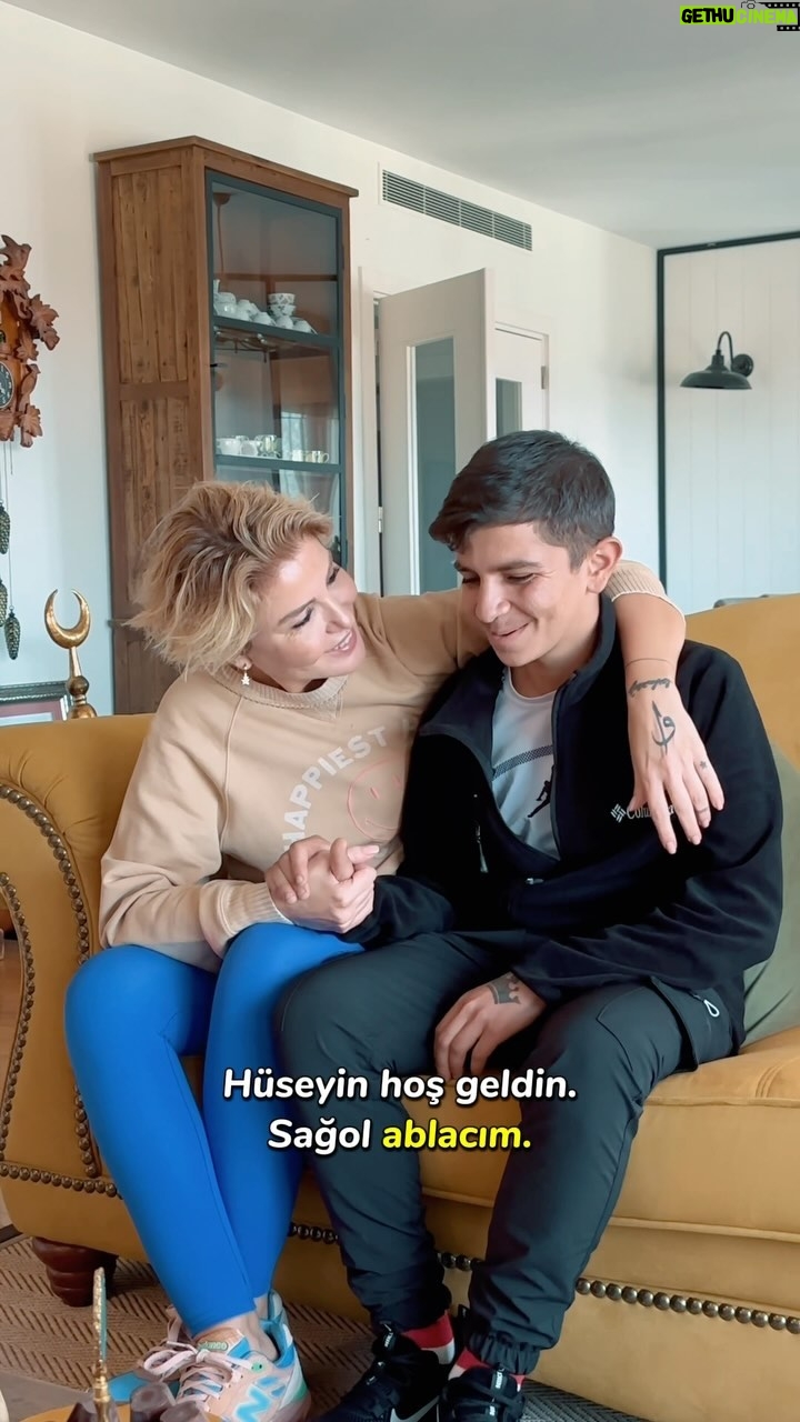 Gülben Ergen - 284.4K Likes - Hüseyin…
Canım çocuk
Nasıl bir kabiliyeti olduğundan habersiz, ekmek derdinde…
Mahçup, kırgın, yorgun, incecik bedenine annesinin ölümünü hapsetmiş çocuk.
Elleriyle vurdukça öfkesini çıkartan çocuk…
“Kardeşim İbrahim de var abla.” diyen,
“Babamın dişleri döküldü ondan konuşamıyor, ben anlatayım abla.” diyen çocuk…
Yazamadıklarımı kursağıma dizip, deli kuvvetimi çoşturan çocuk!
İstanbul Valisi Sayın Davut Gül’e gittim. Ona makamında seni anlattım çocuk. Karakolda bir daha sabahlama diye, zabıtalardan ürküp kaçma diye yardım istedim.
Teşekkür ederim yılmayan heyecanımı dinleyen çok değerli Valimize.
O da önce eğitimini tamamlayacağız dedi.
İstanbul Çocukları Vakfı çatısı altında seni sahiplenecekler çocuk.
Valilik izinli yardım toplama belgemizi alırsak yuvanı da kuracağız çocuk.
Odan, yatağın, banyon olacak.
Güzel yürekli meslektaşlarım ritm aletlerini yollamak için benden haber bekliyorlar.
Senin yüzün gülecek ki, dünya gülsün çocuk.
Yoğurt kovasından çıkarttığın sesler dünyayı sana alkışlatsın da göreyim e mi?