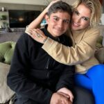Gülben Ergen Instagram - Hüseyin… Dünya çapında bi ritm ustası olduğunu bilmeyen çocuk. Beş yaşında annesini kaybetmiş. Annesizliğin acısı çok derin… Dört kardeşler Kalacak yerleri yok. Dilenmiyor. Sokak müzisyenliği yapıyor. Ama izini olmadığı için senelerdir zabıtanın kontrolüne girdiğinde geceyi karakolda geçiriyor. Kırgın. Çalışkan. Olağanüstü bir yetenek. Yarın izinlerini alabilmesi için resmî başvuru yapacağız. Eğitimini tamamlayabilmesi için gerekli işlemlere başlayacağız.