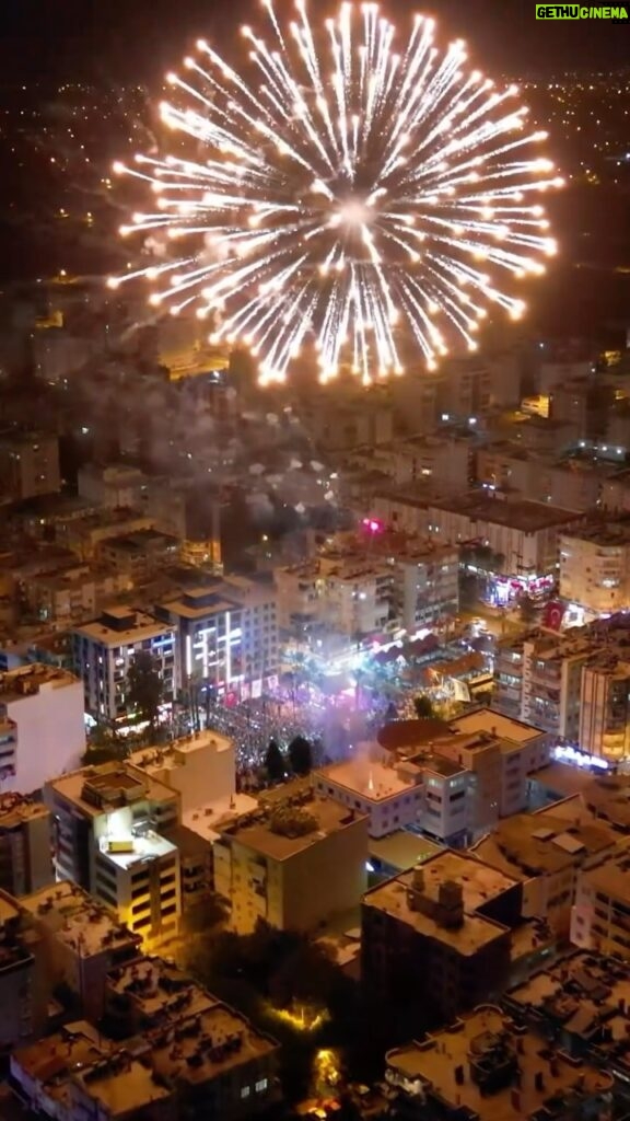 Gülben Ergen Instagram - Adımızı göklere yazdırdık✌🏼 Üstüne ay yıldız çaktırdık 🇹🇷 Meydanlarda dolduk, taştık🎵 100.Yılımıza layık olduk♥ Emeği geçen herkese teşekkür ederim. #gulbenergen #100yil #turkiyecumhuriyeti Kumluca Cumhuriyet Meydani