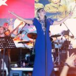 Gülben Ergen Instagram - Ülkemin dört bir yanında en büyük bayramımızı kutladık🇹🇷 En büyük bayram🇹🇷 #29ekimcumhuriyetbayramı Hakkını vere vere, caddeler boyu, genci, yaşlısı, sanatçısı, öğrencisi…Bir olduk🏆 Biz olduk🏆 Dünyanın en güçlü, en saygın, en başarılı lideri #mustafakemalatatürk #Atatürk ün adını, bayrağımızı gökyüzüne ışıklarla yazdık 100.yılı hep birlikte🇹🇷 @oguzarinmis @kumlucabelediyesi @gulsahsaracoglu @busraazararsiz @ayzerd13.05 @yurekliahmet_ @arasozgur Kumluca Cumhuriyet Meydani