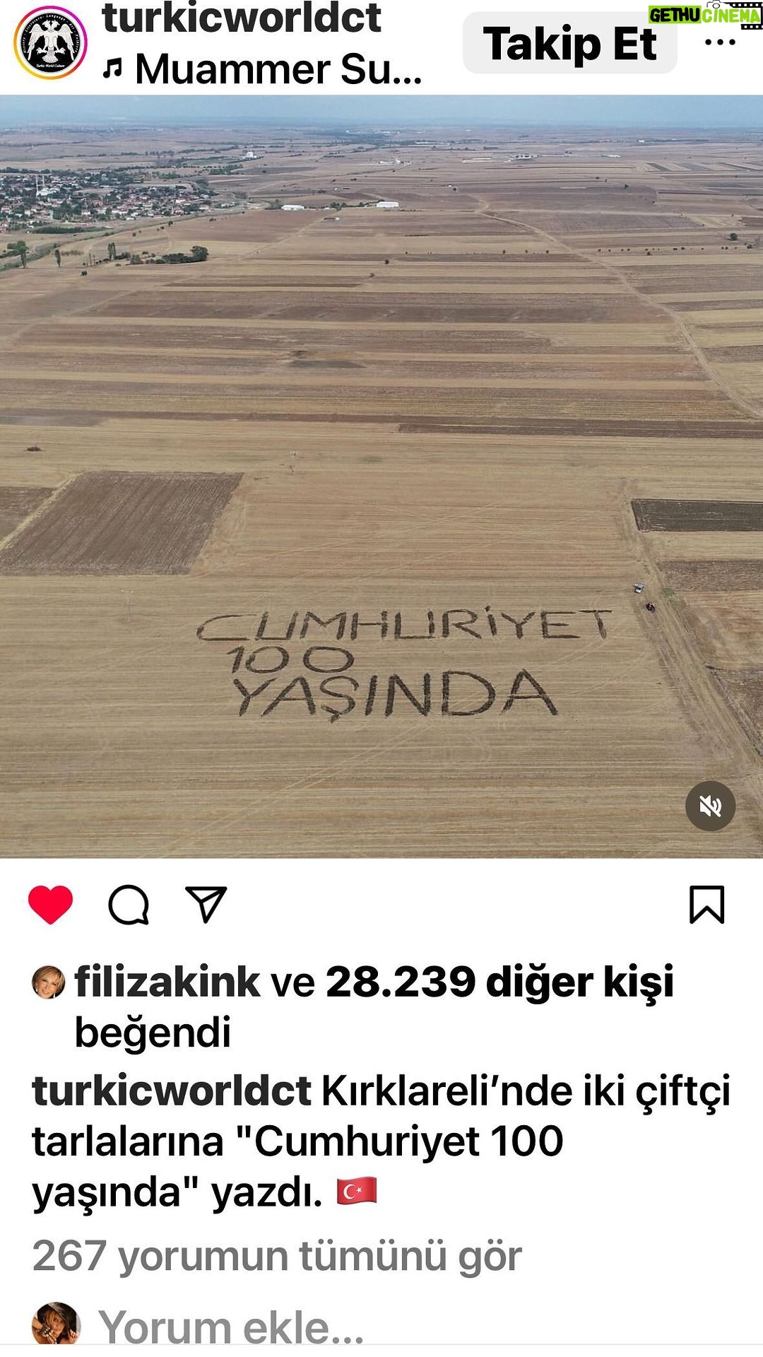 Gülben Ergen Instagram - 29 Ekim Cumhuriyet Bayramı, bir eğlence değildir🇹🇷 29 Ekim bir kahramanlık destanıdır🇹🇷 29 Ekim geçiştirilebilir, ya da ertelenebilir bir gün değildir🇹🇷 Cumhuriyetimizin 100 yıllık destanı her fırsatta hatırlatılmalı, yaşatılmalı ve #özgürlük savaşı veren mazlum halklara örnek olmaya devam etmelidir. Onlarca yıldır yanıbaşımızda, izlediğiniz videonun içler acısı hikayesi gibi, komşumuz olan ülkelerde yaşanan baskılar, acılar, trajediler; gücünü Cumhuriyetten alan sağlam bir Millet ve Devlet olmamızın önemini bize tekrar tekrar hatırlatıyor. Bugünlerimizi, tüm özgürlüklerimizi, sahip olduğumuz birçok değeri Türkiye Cumhuriyeti’ne borçluyuz🇹🇷 🇹🇷İyi ki cumhuriyetimize yeni bir marş hediye ettin @tarkan ♥️ 🇹🇷İyi ki günlerdir savaşın göbeğinde, patlayan bombaların yanı başında bir cumhuriyet kadını nasıl mesleğini başarıyla yapar bize gösteriyorsun @fullyaozturk ♥️ 🇹🇷İyi ki Hatay’a Nefes Ol sloganıyla tek nefesle 106 metreye dalarak dünya rekoru kırdın @sahikaercumen ♥️ 🇹🇷İyi ki Trakya’da çiftçilik yapan Halis Erkorkmaz ve Burak Tunçkol, #Atatürk ve silah arkadaşlarını minnetle yad ettiklerini ifade ederek, tarlalarına #Cumhuriyet100Yaşında yazdılar iyi ki🇹🇷