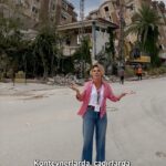 Gülben Ergen Instagram - Dünya savaş yeri. Acımasızca öldürülen kadınlar, çocuklar, bombalanan hayatlar ve acı çığlıkları… Ülkemizde yaşanan #deprem in hazin etkileri bitti sanmayın. Bölgeden elinizi çekmeyin. Yerel üreticilerden yapın alışverişlerinizi. Bağışlarınızı çocuklara verin. 11 Afet Bölgesinde 11 Anaokulu için biz çalışmaya devam ediyoruz @cocuklargulsundiye #depremiunutmaunutturma Hatay - Antakya