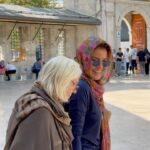 Gülben Ergen Instagram - Duydum ki #dünyakızçocuklarıgünü imiş. Benim kendimden başka kızım olmadı hiç. Annemin bi kızı olabilmeyi layıkınca, hakkımca yaşayabildim mi emin değilim. Annemin yaşarken yok saydığı, ayrılığı şiddetli ve zor yaşadığı eşi, babam oldum. Annemin evlat acısını dindirebilmek için yitirdiğimiz, yasını bile tutamadığım ağabeyim oldum. Maddi manevi çırpınabilmek, yapabileceklerimin fazlasını yapabilmek için #GülbenErgen oldum. Anneme torun sevgisi yaşatabilmek için #anne oldum. Ben hiç #kızçocuğu olamadım. Annemi bu hayatta en sevdiğine, Mekke’ye Medine’ye götürebildim çok şükür. Bugün de en istediği yerdeyiz #EyüpSultan Eyüp Sultan Camii