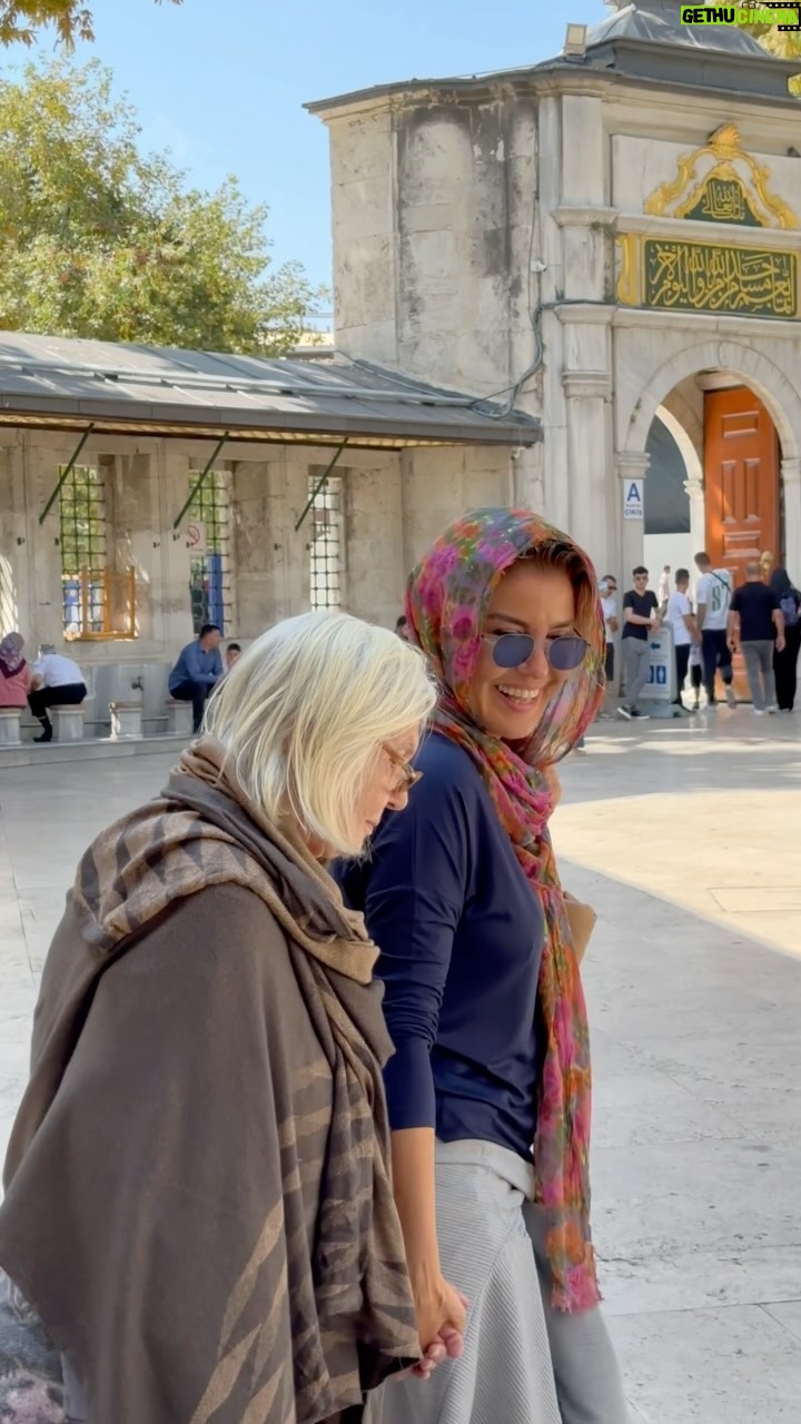 Gülben Ergen - 61.6K Likes - Duydum ki #dünyakızçocuklarıgünü imiş.
Benim kendimden başka kızım olmadı hiç.
Annemin bi kızı olabilmeyi layıkınca, hakkımca yaşayabildim mi emin değilim.
Annemin yaşarken yok saydığı, ayrılığı şiddetli ve zor yaşadığı eşi, babam oldum.
Annemin evlat acısını dindirebilmek için yitirdiğimiz, yasını bile tutamadığım ağabeyim oldum.
Maddi manevi çırpınabilmek, yapabileceklerimin fazlasını yapabilmek için #GülbenErgen oldum.
Anneme torun sevgisi yaşatabilmek için #anne oldum.
Ben hiç #kızçocuğu olamadım.
Annemi bu hayatta en sevdiğine, Mekke’ye Medine’ye götürebildim çok şükür.
Bugün de en istediği yerdeyiz #EyüpSultan