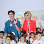 Gülben Ergen Instagram - Hatay’ın Yayladağı ilçesinde, Suriye sınırına yakın Güveççi Mahallesi’nde ailesiyle yaşayan Taha Duymaz’ı 5 m² küçücük bir mutfakta sınırlı imkanlarla çektiği yöresel yemek tarif videoları ile tanıdık. Aksanından dış görünüşüne, kullandığı tepsinin yamukluğundan mutfağının pisliğine kadar ağır yargılarla, baskı altında yaşadı Taha azıcık popüler olduğu kısacık zaman dilimini. “Fakirsin!” “Telefonun berbat!” “Kamerası iğrenç!” “O mutfaktan hiçbir şey yemem!” diyenlere cevap vermeye çalışırken, defalarca hesabı askıya alındı. Bu çocuk ailesine bakabilmek için çok çalıştı, çok çabaladı. Hepimiz gibi değer görmek onun için önemliydi. Her başarılı insan gibi O da yolun başında yedi falakaların hasını... #ÇocuklarGülsünDiye 13 yıl önce çıktığım yolculukta hayatımın her alanında desteklemeye çalıştığım çocuklarımızdan birisiydi Taha. Elinden tutmak ve milyonların onu tanımasına vesile olmaktan da mutluluk duymuştum. Bir röportajında “Hepimizin ömrü kelebek gibi, gelip geçiyor.” demişti. 6 Şubat depreminde kelebek oldu ve aramızdan ayrıldı. Canım Taha🥺 Gülben ablan seni unutmadı. Adını memleketin Hatay’da açmak bana nasip olan Kırıkhan’daki Çocuklar Gülsün Diye Okuluna verdik. Binlerce çocuğun #eğitim hayatına ilk adımlarını atacağı yuvada yaşatacağız senin güzel anılarını. Oğlum Atlas ta benimle, bizimle birlikte derneğimiz için emek vermeye bu vesile ile başladı. Teşekkürler oğlum🥹 #depremiunutmaunutturma #6şubatdepremi Kırıkhan, Hatay