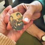Gülben Ergen Instagram - Annem ve kıymetlisi Oğlu İlk canı Kandil Gecesi Evlat acısı yaşamış annem anlatıyor Siz küçükken sana kızardım, ağabeyin hemen seni korurdu. Bak bu fotoğrafımızı cüzdanımda taşıyorum. Dedim ki Anne Fotoğrafını çekip yayınlayabilir miyim? Dedi ki, tabii Ama şöyle yaz Annemin gençliği ve oğlu Gözümden yaş akmadığı zaman içimi ağır bi hüzün kaplıyor. Keşke yaş aksa. Belki hafiflerim. Hadi dualarda buluşalım aynı hüznü yaşayanlarla. Annesini sırtında taşıyanlarla. Acısını geçiştirip, sevinçlere sebep arayanlarla… #beratkandilinizmübarekolsun