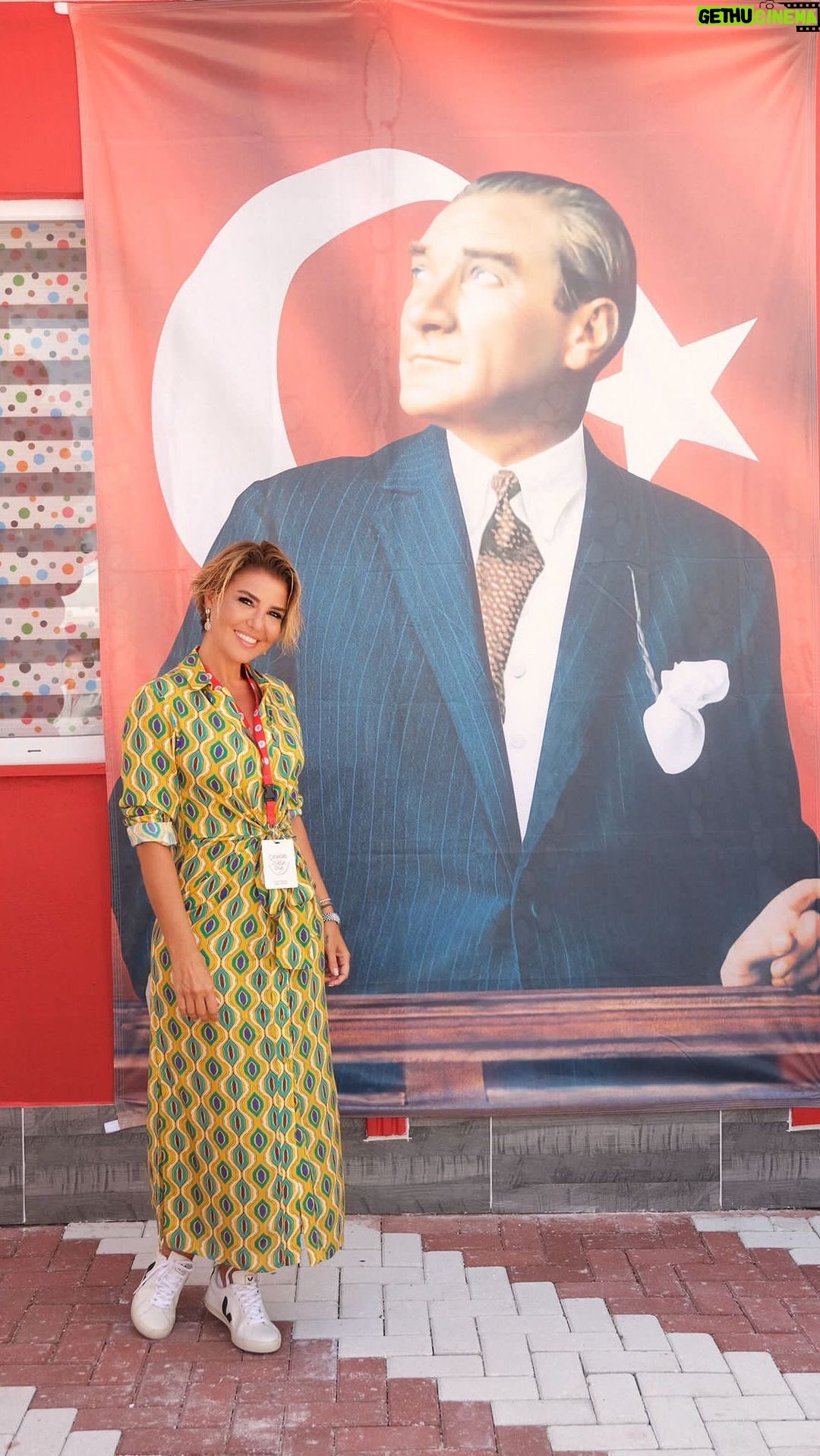 Gülben Ergen Instagram - Amerika’da yaşayan değerli vatandaşlarımızın müthiş desteği @bridge2turkiye kumbaramızda birikti ve biz Osmaniye de 48.Anaokulumuzu coşkuyla açtık🇹🇷 Cumhuriyetimizin 100.Yılına yakışan bir açılıştı @cocuklargulsundiye 🇹🇷 Güzel ülkemin değerli çocukları #okulöncesi eğitime ve pırıl pırıl okullarında eğitimlerine başladılar.